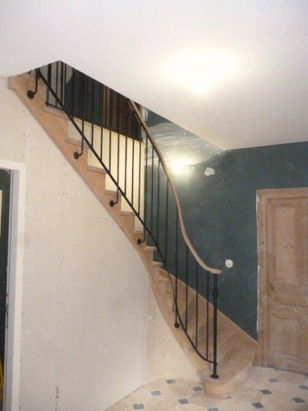 Création et pose d’un escalier cintré avec rampe débillardée à Saint Valéry-en-Caux