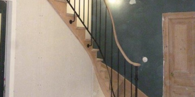Création et pose d’un escalier cintré avec rampe débillardée à Saint Valéry-en-Caux