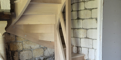 Fabrication et pose d’un escalier en hêtre sur mesure en Haute-Normandie