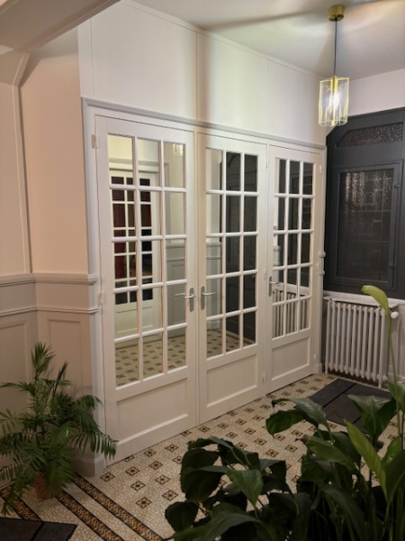 Création et aménagement d’un dressing avec portes vitrées dans l’entrée d’un de nos clients à Fécamp