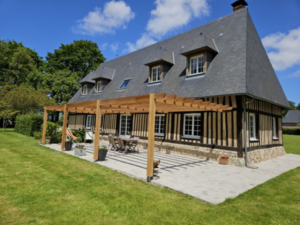 Fabrication d’une pergola en iroko, en Normandie